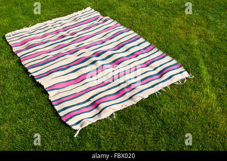Coloratissima Coperta picnic sul campo in erba Foto Stock