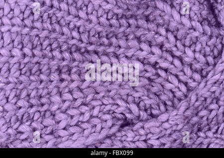 Close up viola pullover a maglia sullo sfondo Foto Stock