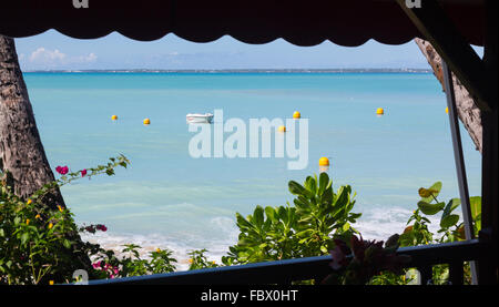 Il motoscafo in mare calmo off Grand Case St Martin Foto Stock