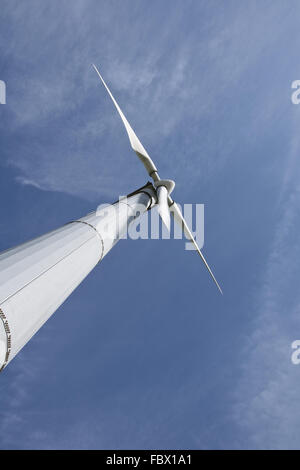 Windturbine rotante contro il cielo blu. Foto Stock