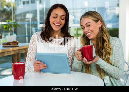 Due ragazze utilizzare un tablet Foto Stock