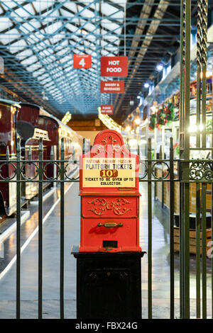 Storica locomotiva a vapore e National Railway Museum Platform Ticket Machine. Biglietto erano 10d il vecchio denaro. Foto Stock