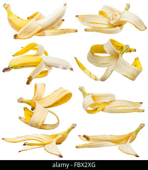 Set di giallo sbucciate le banane e le bucce di banana isolato su sfondo bianco Foto Stock