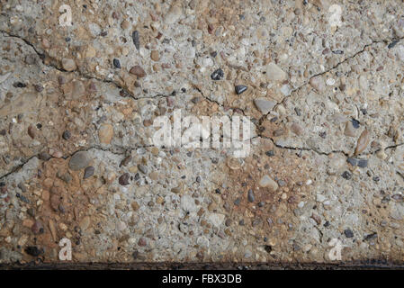 Abbandonare il vecchio e il crack dei pavimenti in calcestruzzo Foto Stock