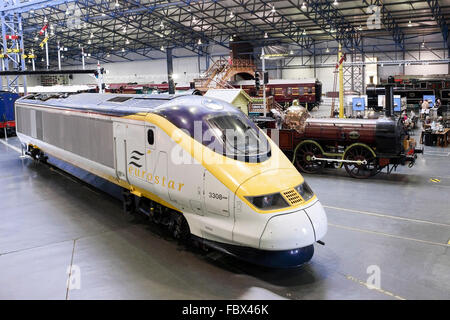 Locomotive storiche tra cui sia il vapore e i motori diesel. Inoltre rispettivi artefatti da loro epoca. Foto Stock