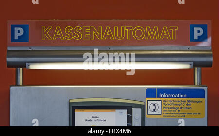 Cash automat in un parcheggio coperto Foto Stock