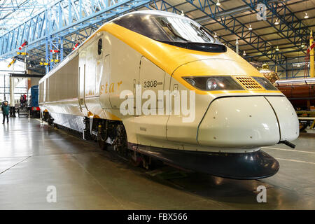 Locomotive storiche tra cui sia il vapore e i motori diesel. L'EUROSTAR anteriore o posteriore del motore principale. Foto Stock