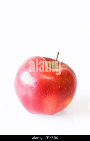 Unico a spremere il succo rosso Apple su uno sfondo bianco. Foto Stock