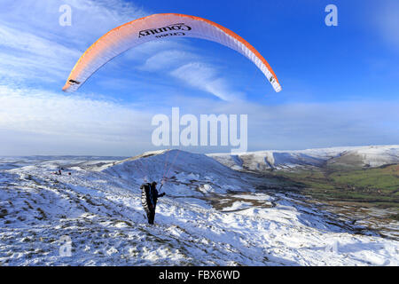 Parapendio in procinto di decollare da snowy Mam Tor nei pressi di Castleton, Derbyshire, Parco Nazionale di Peak District, Inghilterra, Regno Unito. Foto Stock