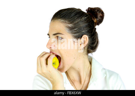 Ragazza tenendo un morso di un apple. Foto Stock