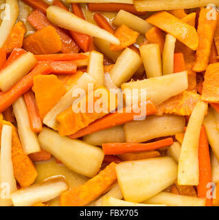 Carote, pastinaca e patate dolci in salsa di sidro Foto Stock