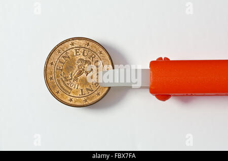 Contrassegna il forcipe holding austriaca di una moneta da un centesimo Foto Stock
