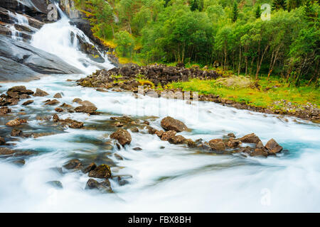 Cascata nella valle delle cascate in Norvegia. Cascate Husedalen erano una serie di quattro cascate giganti Kinso sul flusso di fiume Foto Stock