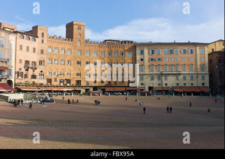 Gli edifici che circondano la Piazza del Campo a Siena, Toscana, Italia Foto Stock