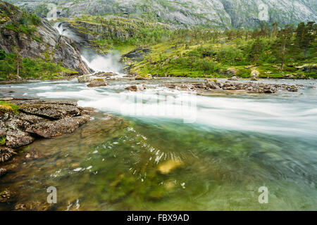 Cascata nella valle delle cascate in Norvegia. Cascate Husedalen erano una serie di quattro cascate giganti nel sud del fiordo. Foto Stock