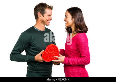 Felice coppia giovane azienda a forma di cuore dono Foto Stock