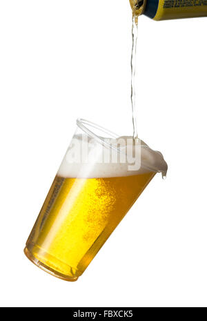 Golden lager o birra nel bicchiere di plastica usa e getta Foto Stock