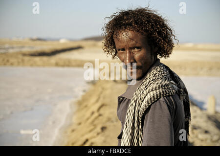 African lontano l uomo in un saline sulla riva del Lago Afrera, regione di Afar, Etiopia Foto Stock