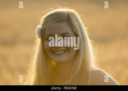 Ritratto junge Frau im Abendlicht Foto Stock