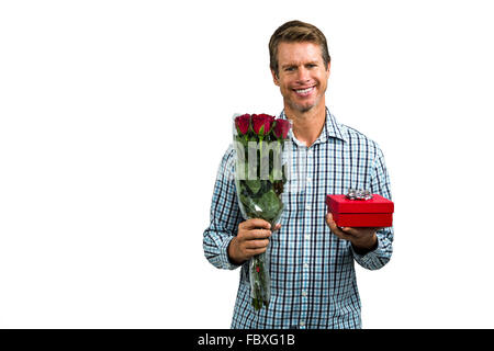 Uomo sorridente holding bouquet di rose Foto Stock