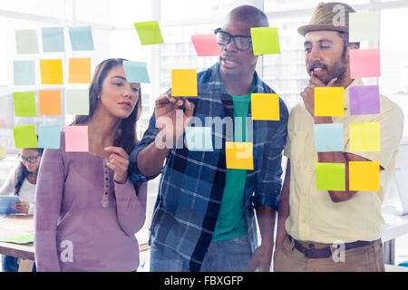 Azienda creativa persone per discutere su note adesive Foto Stock