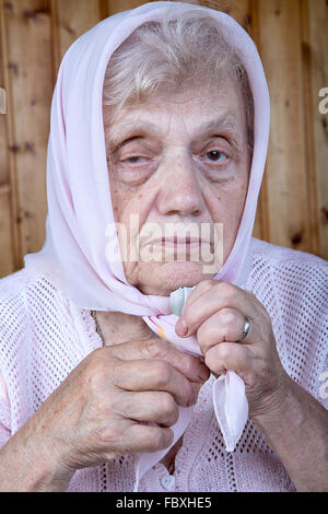 Ritratto granny in un fazzoletto Foto Stock