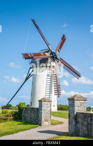 Rurale Scena di Skerries tradizionale vecchio mulino a vento Foto Stock