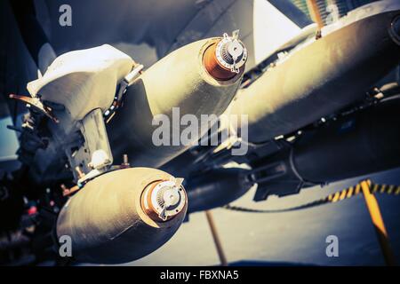 Bombe sotto l'ala. Jet da combattimento pronto per il bombardamento di missione. La tecnologia militare. Foto Stock