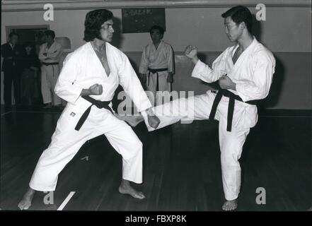 1975 - Humperdinck impara il Karate a Tokyo: Canto star Engelbert Humperdinck chi è in Giappone a dare cinque concerti, utilizza il suo tempo fuori di scena a praticare il Karate cinque studenti del Nihon University a loro palestra a Tokyo., la questione viene chiesto se Engelbert ritiene sia giunto il momento di difendere se stesso da oltre-entusiasta "fan" che il loro entusiasmo può tentare di tagliare ciocche di capelli, o tagliare dei pezzi di suoi vestiti come souvenir di inestimabile valore?. La foto mostra Englebert Humperdinck in formazione con praticanti di Karate presso la Nihon University Gymnasium di Tokyo. (Credito Immagine: © Keystone Foto Stock