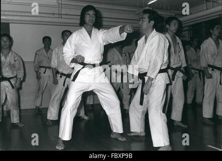 1975 - Humperdinck Impara Karate in Tokyo. Stella della musica Engelbert Humperdinck chi è in Giappone a dare cinque concerti, utilizza il suo tempo fuori di scena a praticare il Karate con gli studenti della Nihon University a loro palestra a Tokyo. La questione viene chiesto se Engelbert ritiene sia giunto il momento di difendere se stesso da oltre-entusiasta "fan" che il loro entusiasmo può tentare di tagliare ciocche di capelli, o tagliare dei pezzi di suoi vestiti come souvenir di inestimabile valore ? Foto: Engelbert Humperdinck in formazione con praticanti di Karate presso la Nihon University Gymnasium di Tokyo. (Credito Immagine: © Keystone Pictur Foto Stock