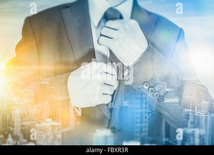 Il piano di business. Giovani Strong Minded Mastermind imprenditore indossando la sua suite di fronte alla finestra con paesaggio riflessione Foto Stock