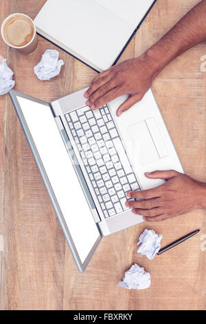 Immagine ritagliata di sottolineato uomo d affari con computer portatile Foto Stock