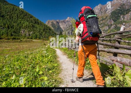 Femmina di escursionisti a piedi su un percorso. Foto Stock