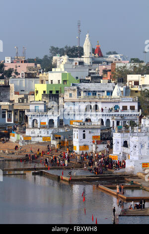 Rituale di balneazione nel lago santo in Pushkar Foto Stock