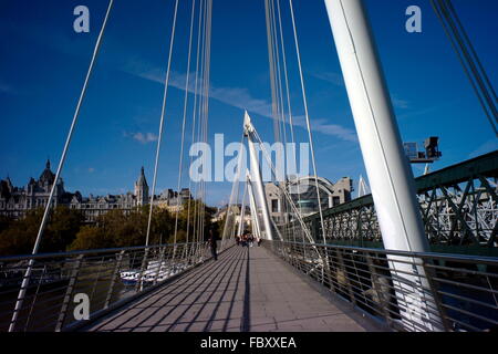 AJAXNETPHOTO; Londra, Inghilterra. - Accesso pedonale - Il Giubileo d oro Fiume Tamigi attraversando ponte di coperta e RIGGING guardando a Nord. foto:JONATHAN EASTLAND/AJAX REF:M8 73010 488 Foto Stock
