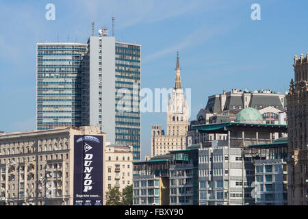 Il grattacielo staliniano sulla Piazza Kudrinskaya e ambasciata britannica edifici su Smolenskaya Embankment, Mosca, Russia Foto Stock