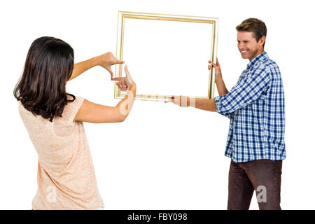 Felice coppia giovane appeso cornice immagine Foto Stock