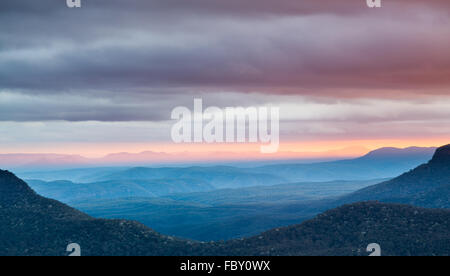 Sunrise dal punto di eco nelle Blue Mountains in Australia Foto Stock