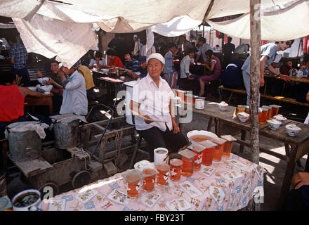 Cinese donna musulmana la vendita di bevande a base di tè nel mercato di Yinchuan, Ningxia Regione autonoma, Cina Foto Stock