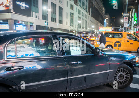 Un Uber livrea passa attraverso il centro di Manhattan a New York martedì, 12 gennaio 2016. (© Richard B. Levine) Foto Stock