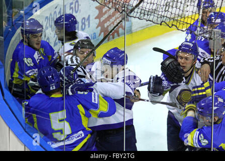 Kiev, Ucraina - 18 dicembre 2010: Hockey su ghiaccio i giocatori combattono durante il primo Euro Hockey gioco di Sfida tra l'Ucraina e il Kazakistan sul dicembre 18, 2010 a Kiev, Ucraina Foto Stock