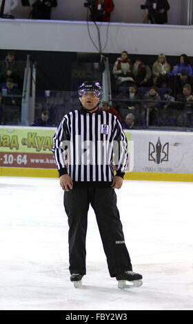 Kiev, Ucraina - 18 dicembre: arbitro durante il primo Euro Hockey gioco di Sfida tra l'Ucraina e il Kazakistan sul dicembre 18, 2010 Foto Stock