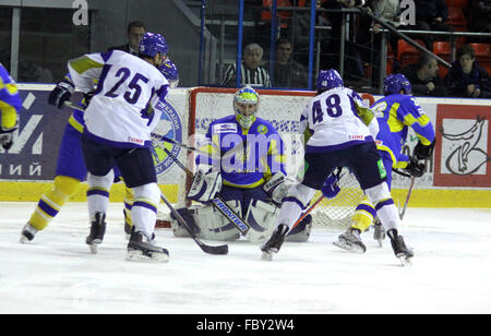 Kiev, Ucraina - 18 dicembre: il portiere Kostyantin Simchuk dell'Ucraina (C) difendere il loro net durante il primo Euro Hockey Challenge ga Foto Stock