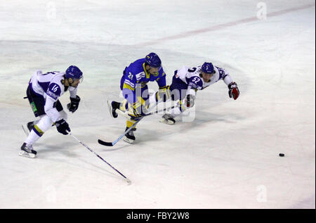 Kiev, Ucraina - 18 dicembre: Prime Euro Hockey gioco di Sfida tra l'Ucraina e il Kazakistan sul dicembre 18, 2010 a Kiev, Ukrai Foto Stock