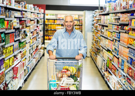 Senior sorridente uomo carrello di spinta Foto Stock