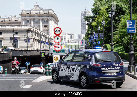 Madrid Spagna,Europa europea,Spagnolo,Centro,Calle Bailen,Palacio Real de Madrid,Palazzo reale,tunnel,bypass,polizia,ufficiale,veicolo,auto,Spain150 Foto Stock