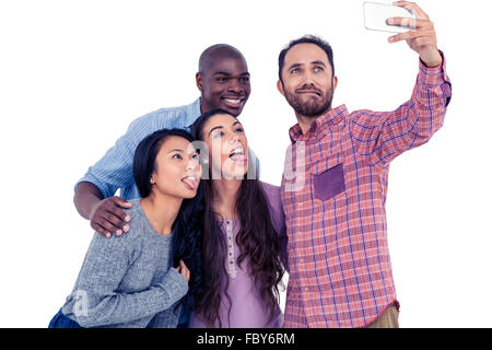 Multi-etnico amici facendo faccia tenendo selfie Foto Stock