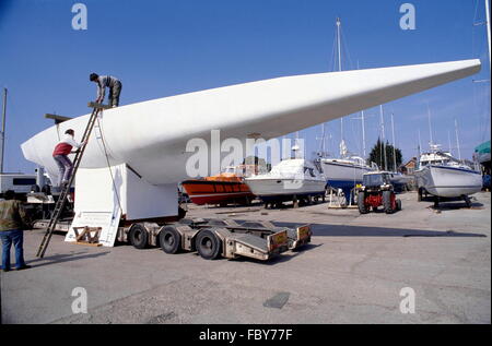 AJAXNETPHOTO. SWANWICK, INGHILTERRA. - AMERICA'S CUP 1986 - IL NUOVO 12M BRITANNICO DAVID HOLLOM HA PROGETTATO 'HIPPO', CHALLENGER 1987 BASATO SUL MODELLO YACHT DESIGN PRESSO IL CANTIERE A.H.MOODY'S DI HAMBLE. FOTO: JONATHAN EASTLAND/AJAX. RIF: 864001 Foto Stock