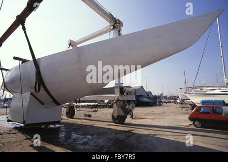 AJAXNETPHOTO. SWANWICK, INGHILTERRA. - AMERICA'S CUP 1986 - NUOVO 12M BRITANNICO 'THE HIPPO' - DISEGNATO DA DAVID HOLLOM NELL'ASCENSORE DA VIAGGIO AL CORTILE DI A.H.MOODY'S SUL HAMBLE. FOTO: JONATHAN EASTLAND/AJAX. RIF:863988 53 Foto Stock