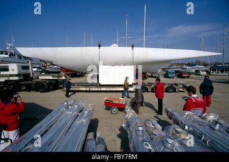 AJAXNETPHOTO. 1986 SWANWICK, INGHILTERRA. - AMERICA'S CUP 1986 - NUOVO 12M BRITANNICO ''THE HIPPO' - DISEGNATO DA DAVID HOLLOM NEL CORTILE DI A.H.MOODY SULL'HAMBLE. FOTO: JONATHAN EASTLAND/AJAX. RIF: 863988 Foto Stock